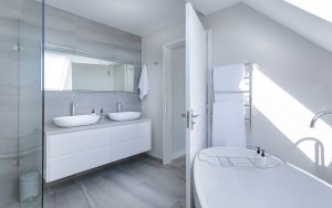 czystość w łazience w kolorze białym